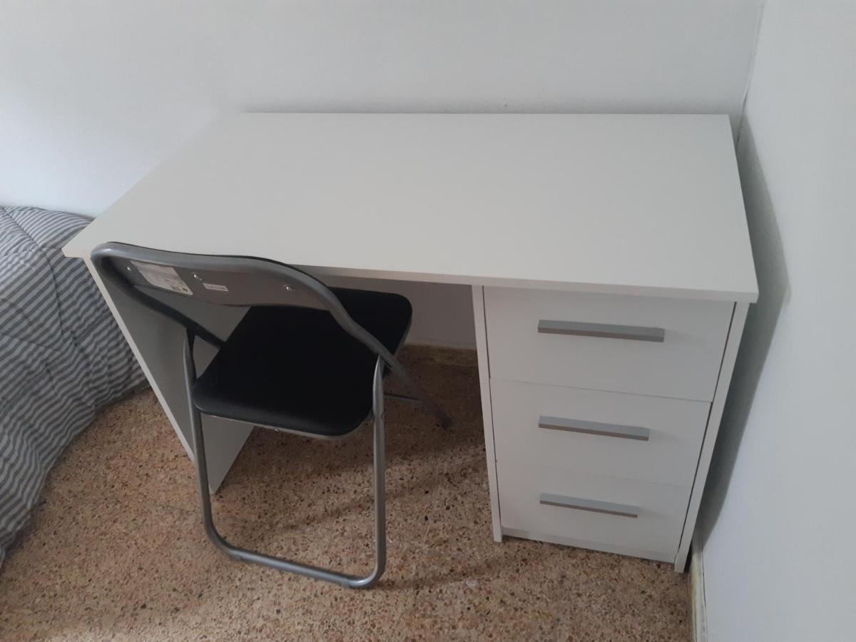 Room In Guest Room - Peaceful Accommodation In Madrid Near Atocha Exterior photo